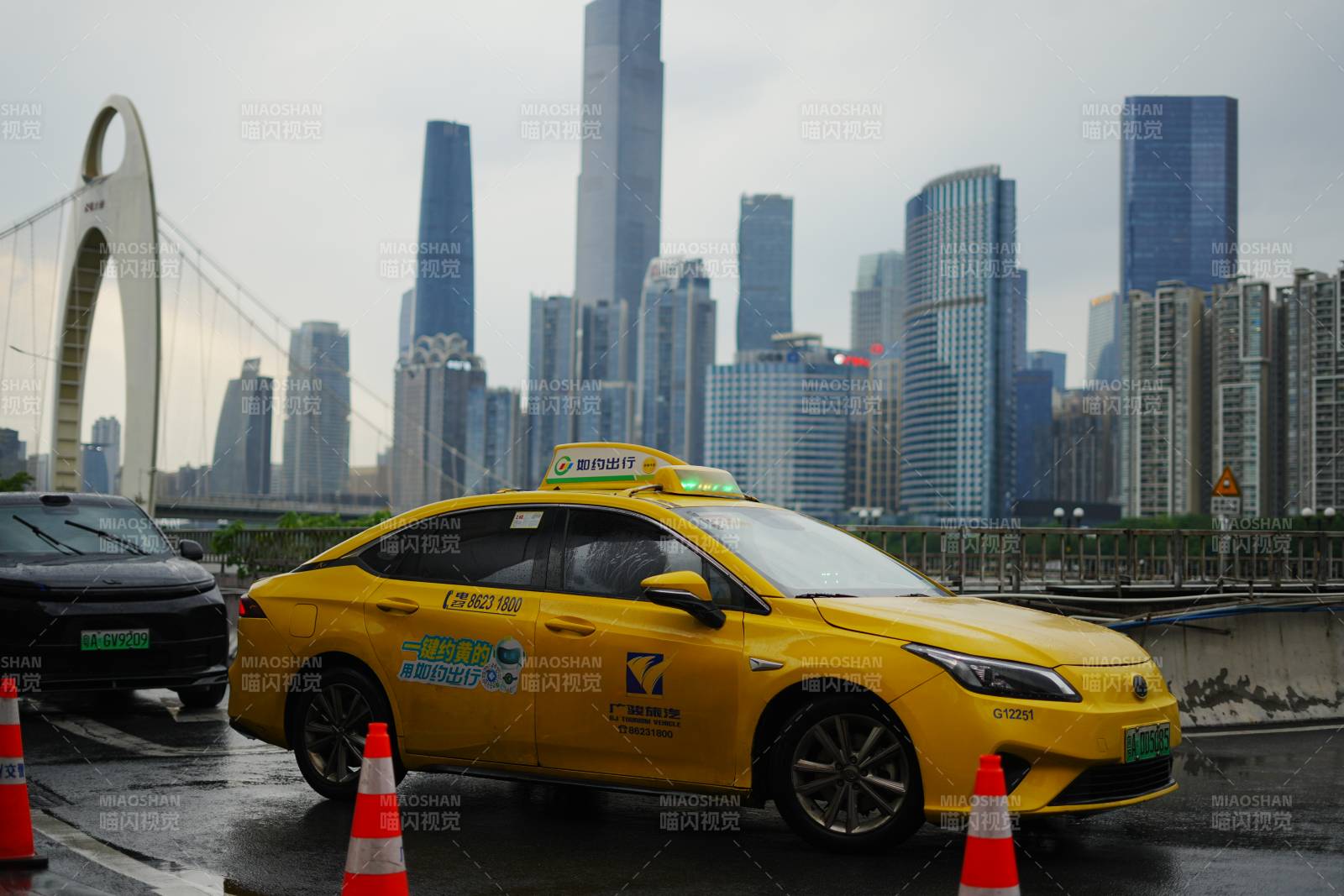 城市中的黄色出租车图片