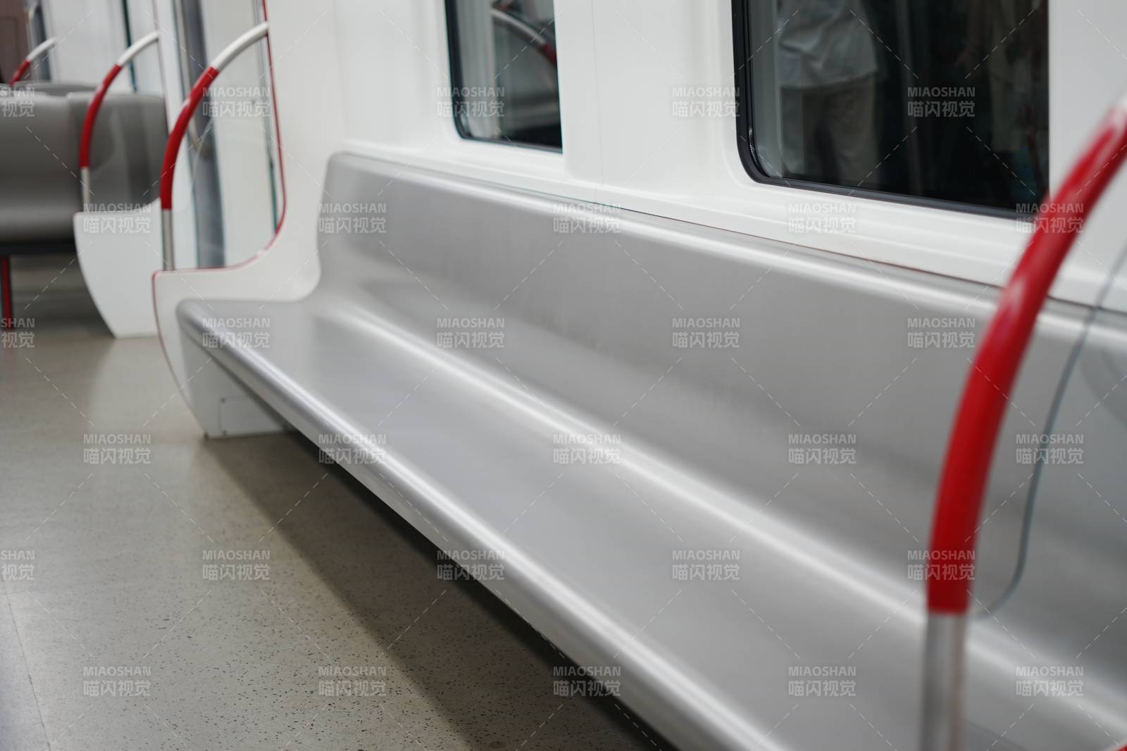地铁车厢内的空座位图片