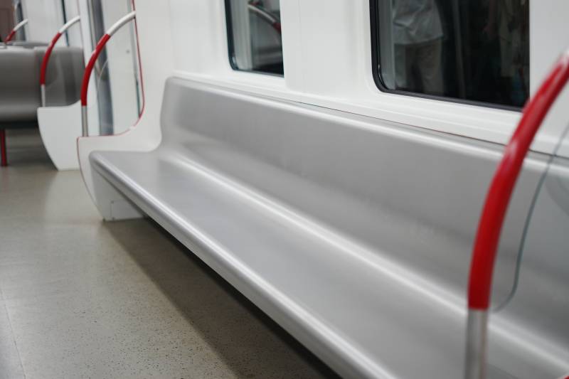 地铁车厢内的空座位图片