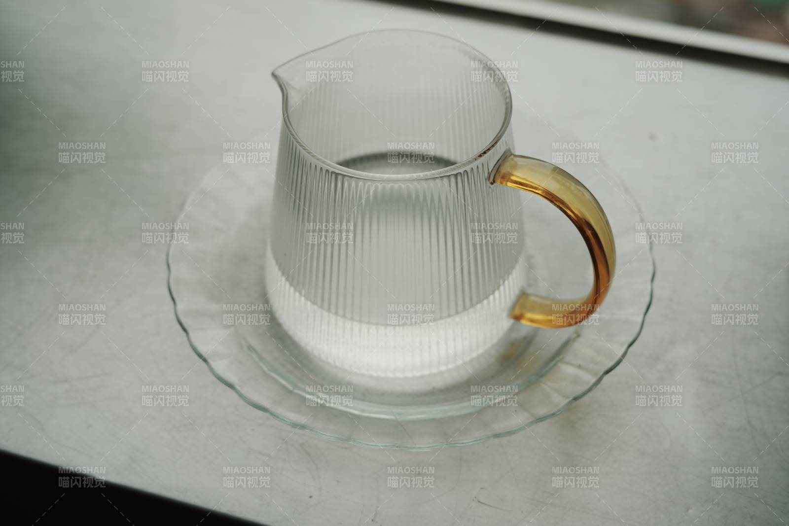 透明壶中的牛奶图片