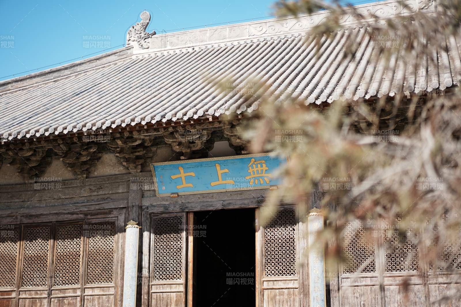 古建筑的屋檐与牌匾图片