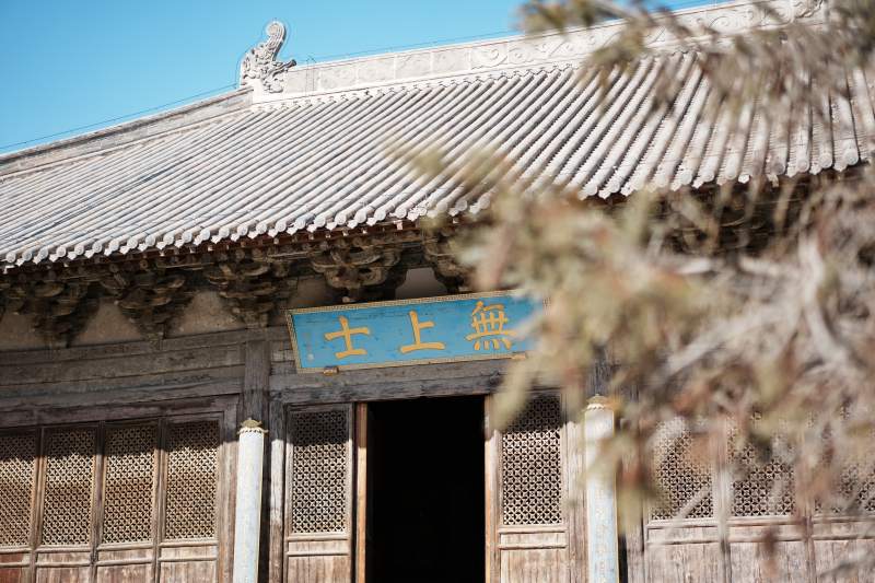 古建筑的屋檐与牌匾图片