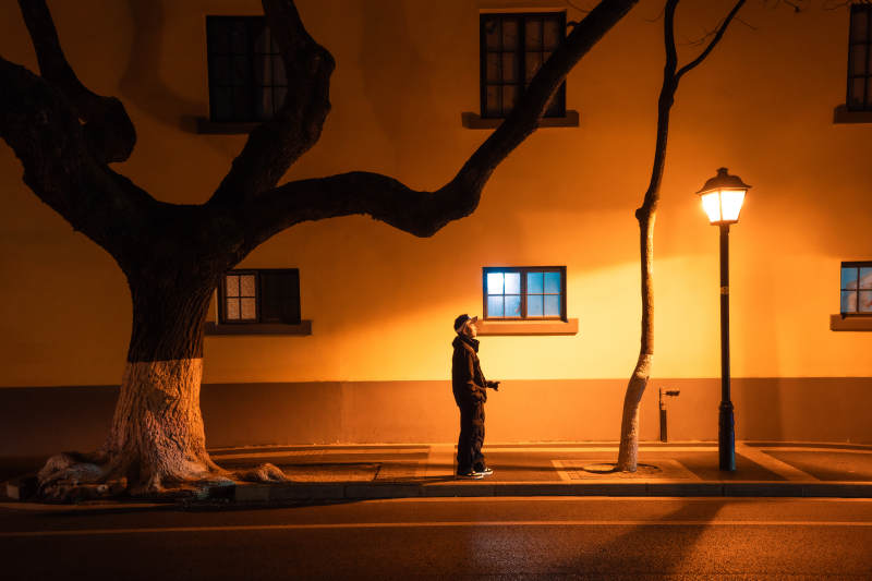 夜色下的孤独身影图片