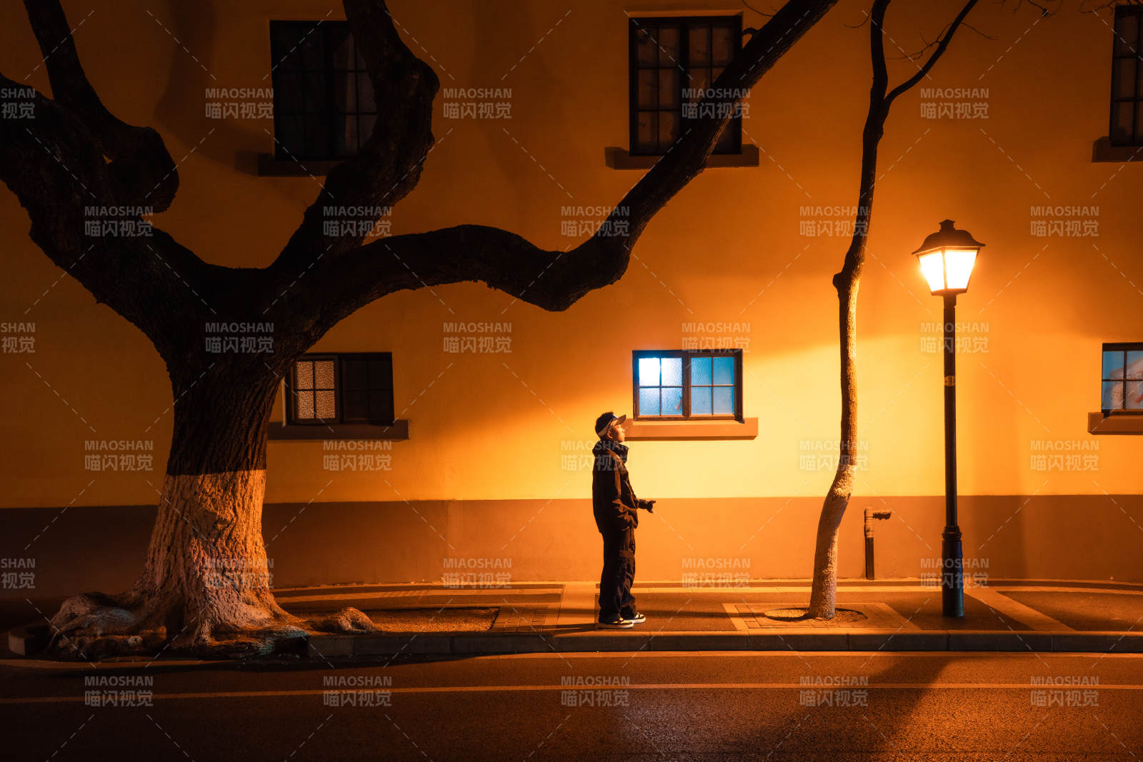 夜色下的孤独身影图片