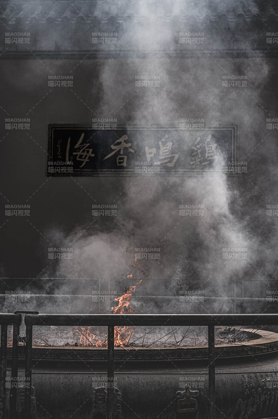 香火缭绕的古寺图片