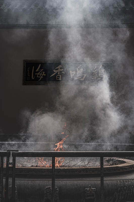 香火缭绕的古寺图片