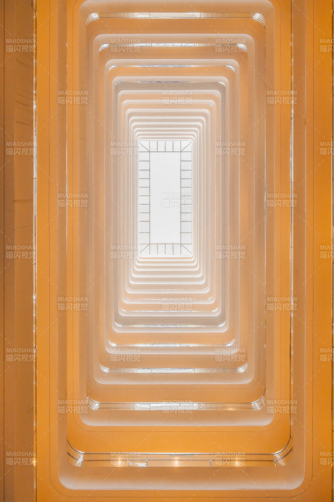 橙色走廊的递减视角图片