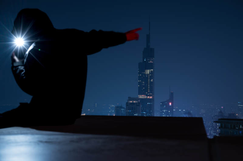 指向夜空的指引者图片