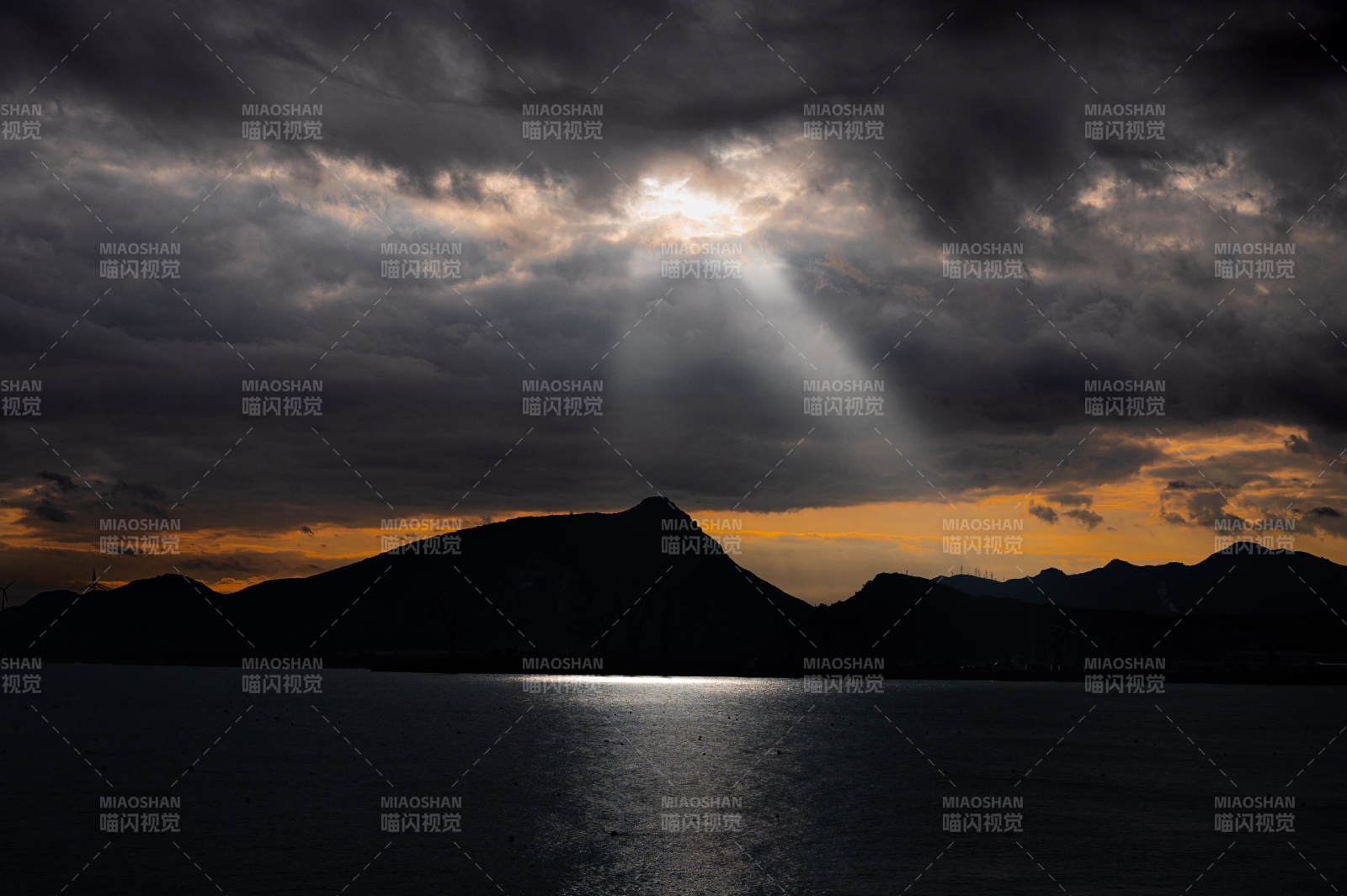 湖光山色 夕阳破云图片