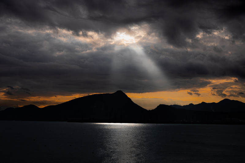 湖光山色 夕阳破云图片