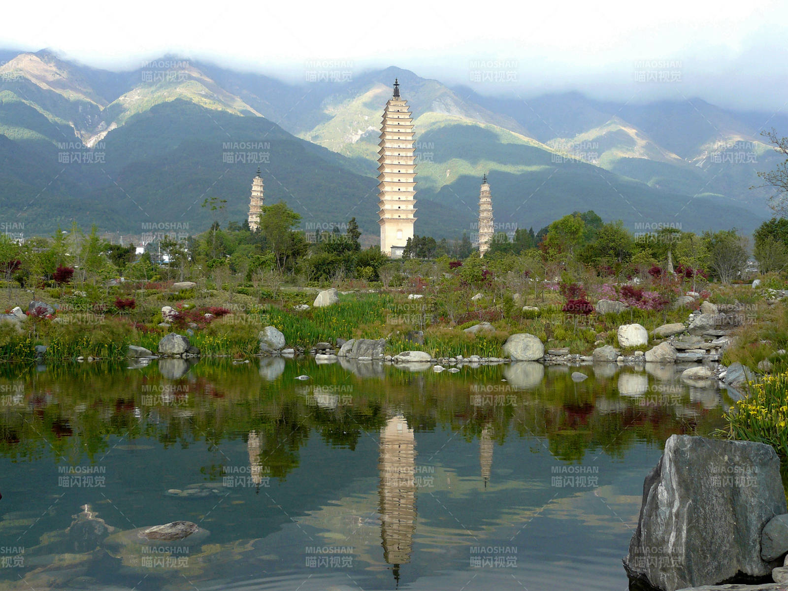 大理苍山三塔倒影图片