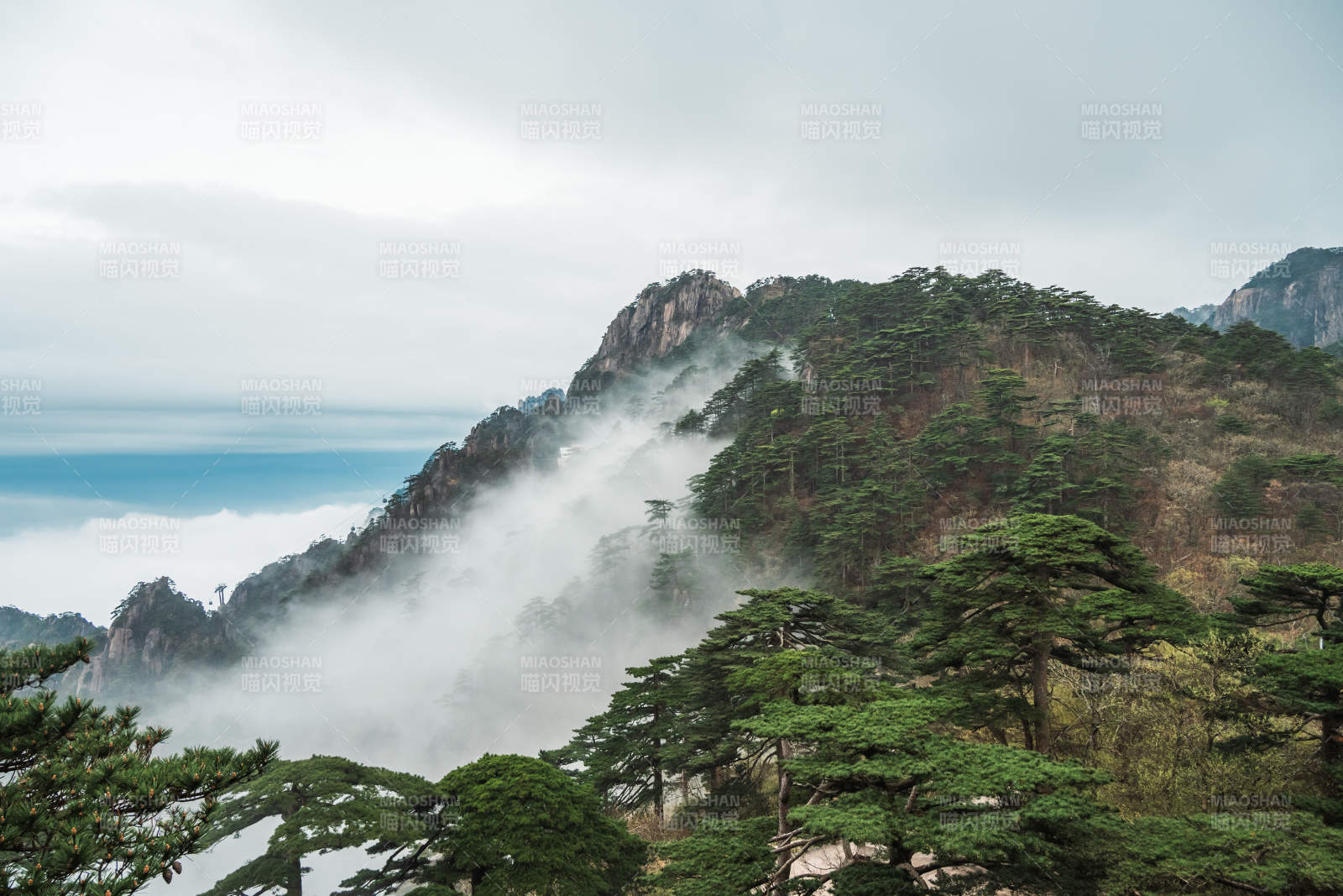 云雾缭绕的山峰图片