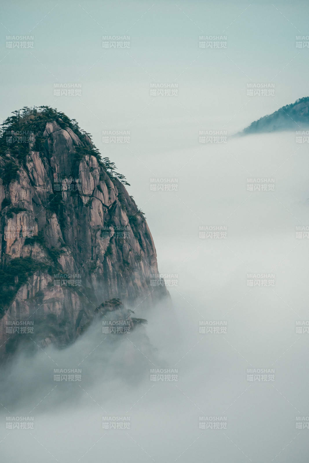 云雾缭绕的山峰图片