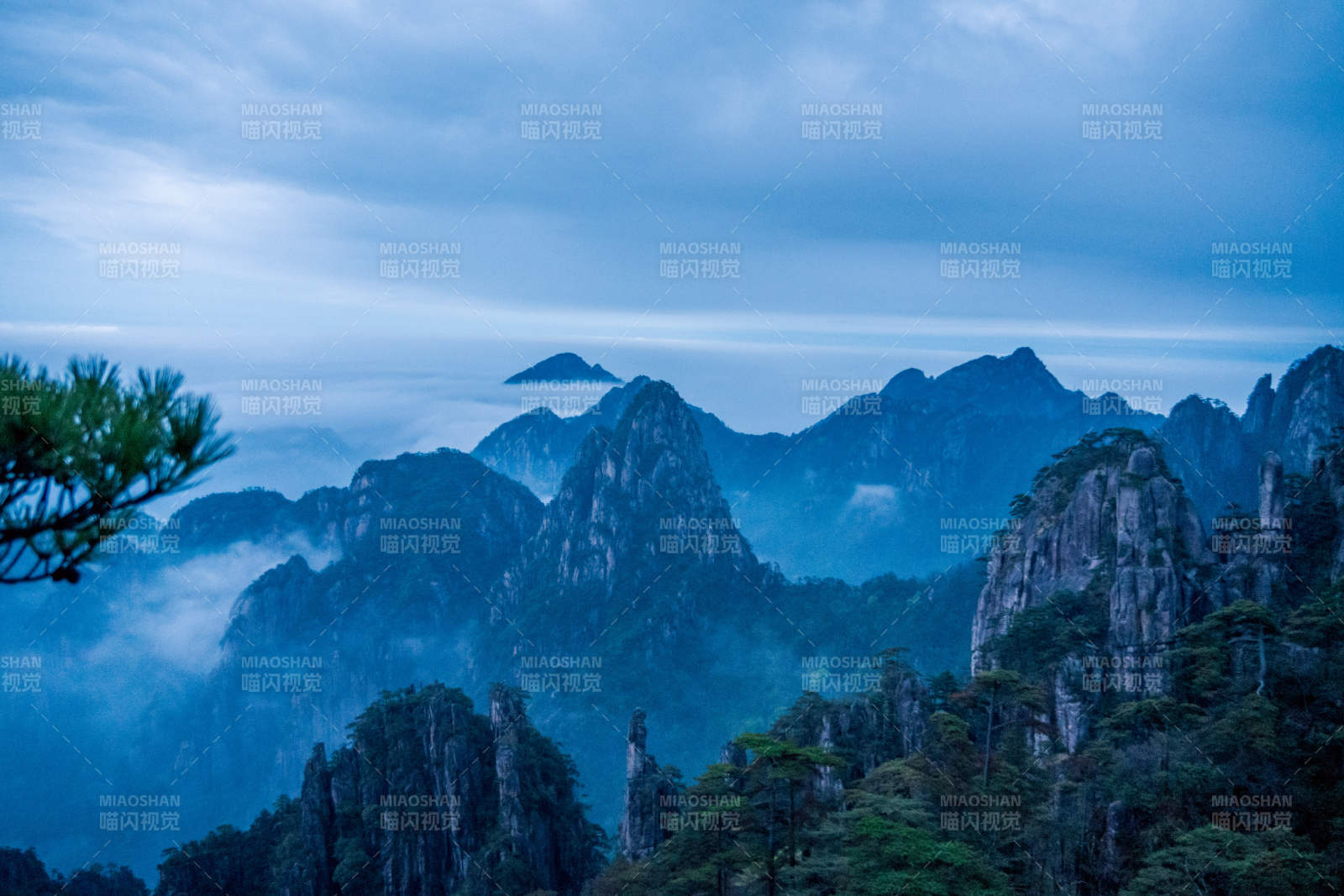 云海之上的黄山奇景图片