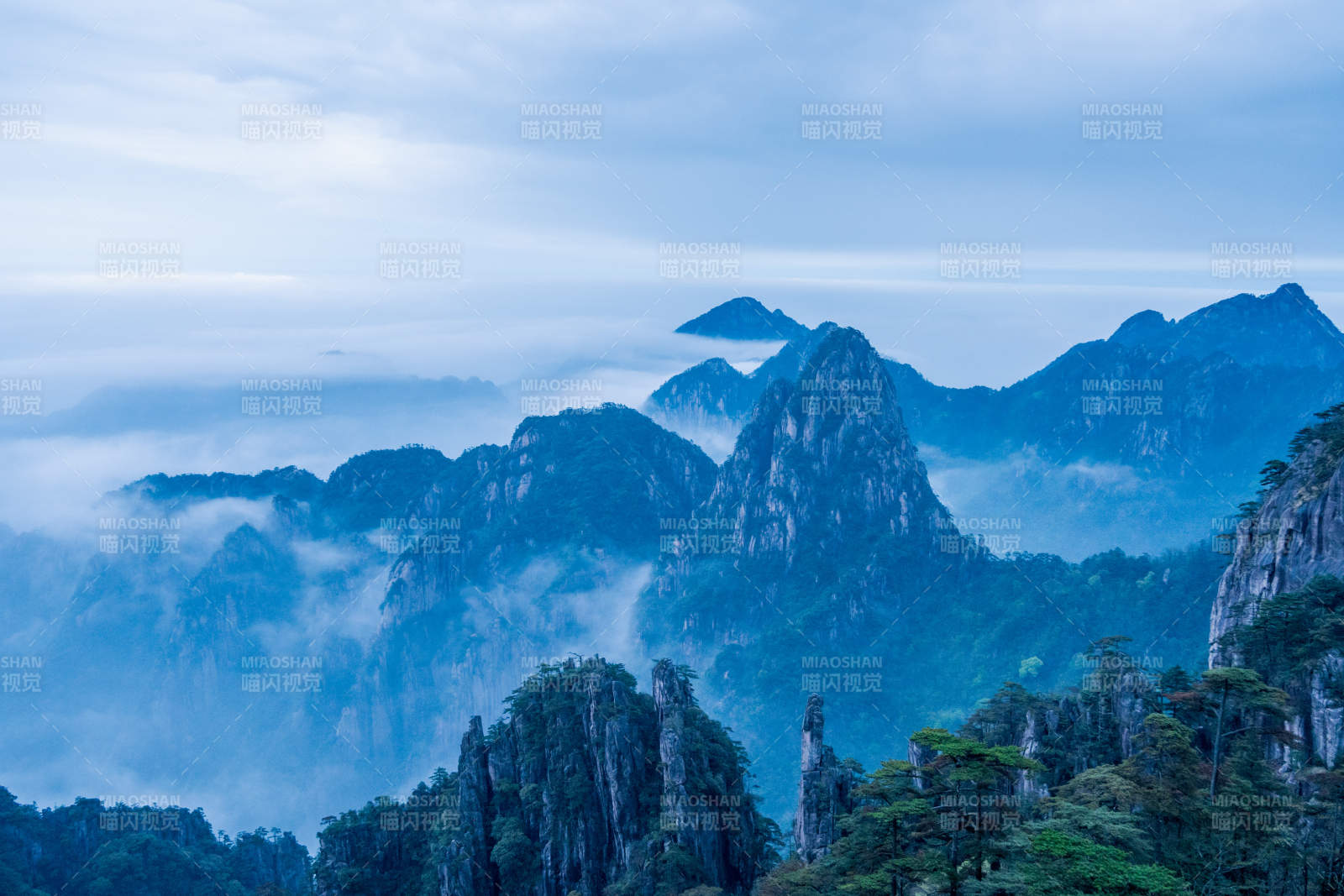 云雾缭绕的山峰图片