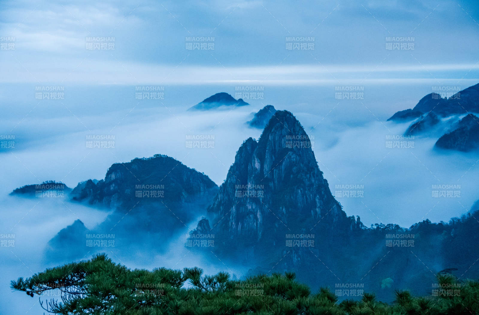 云海之上的山峰图片