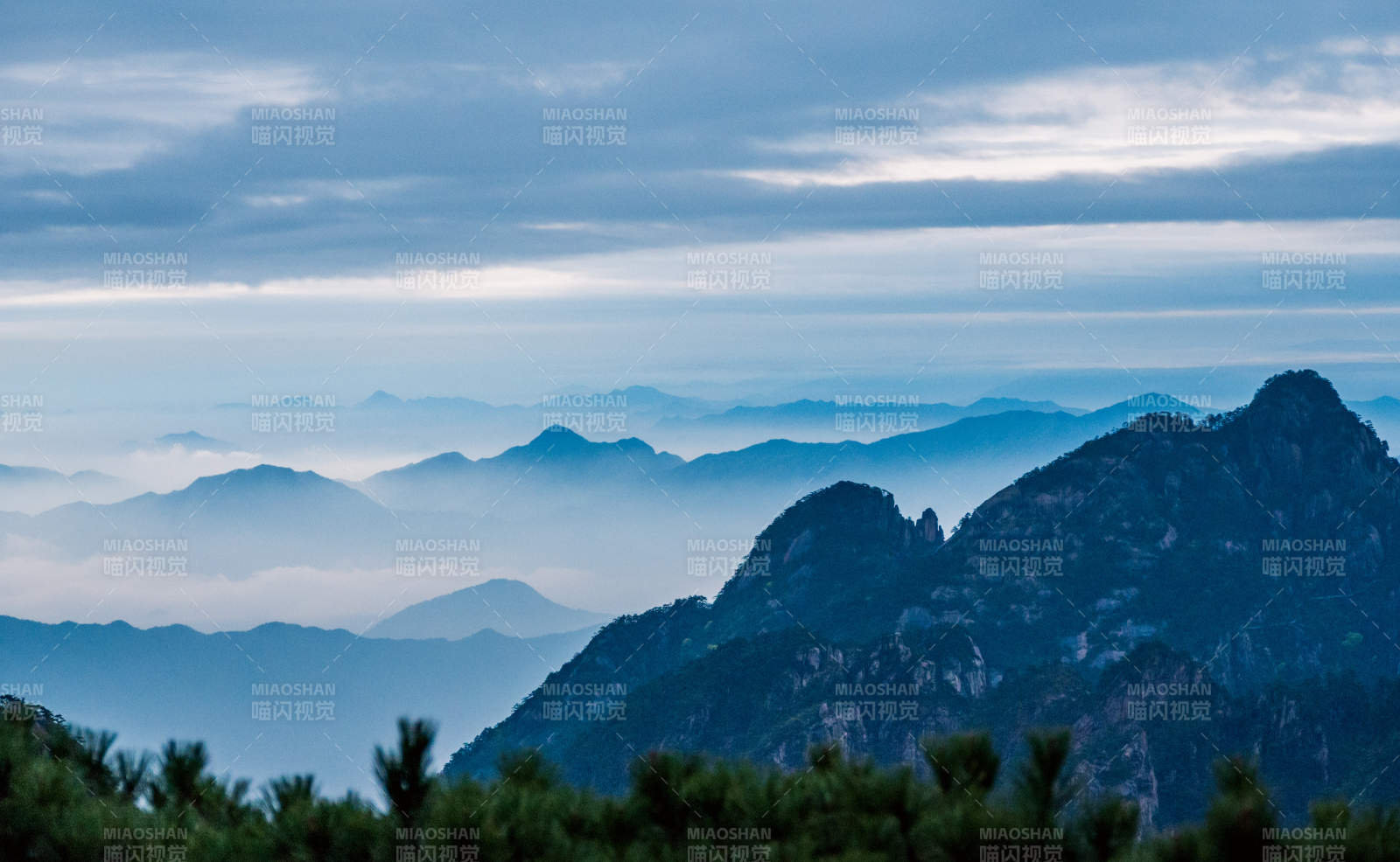 云雾缭绕的山峰图片