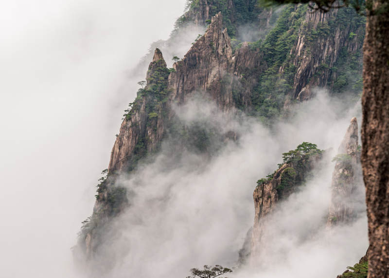 云雾缭绕的山峰图片