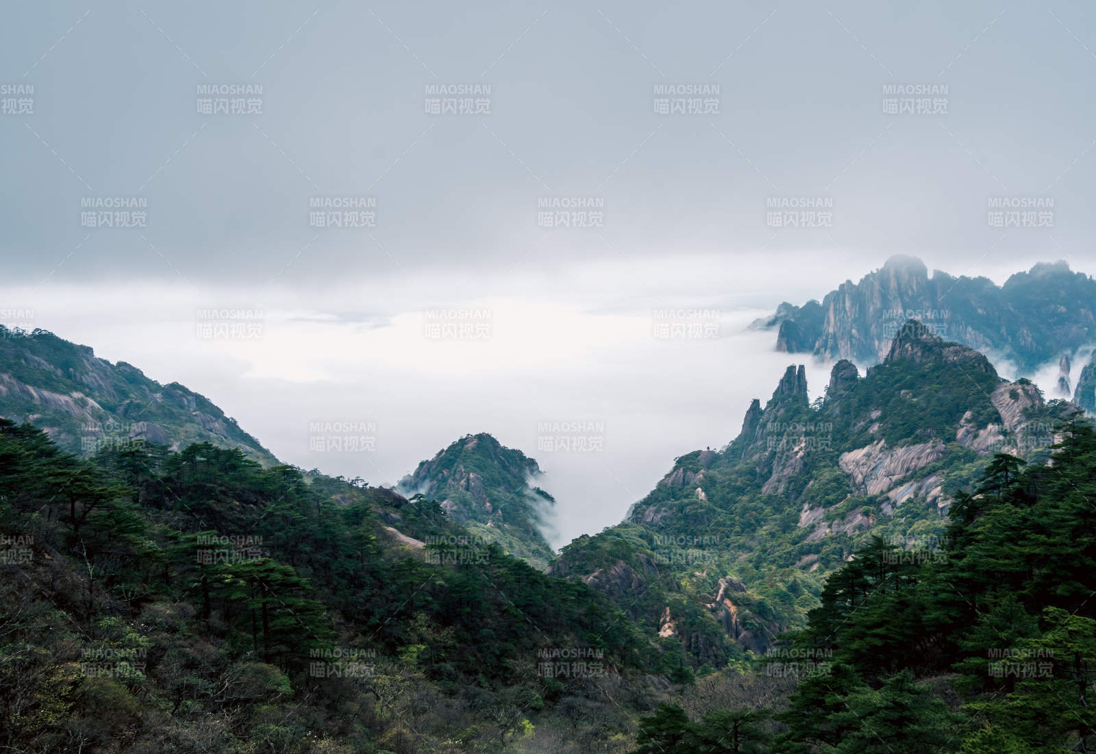 云雾缭绕的山峰图片