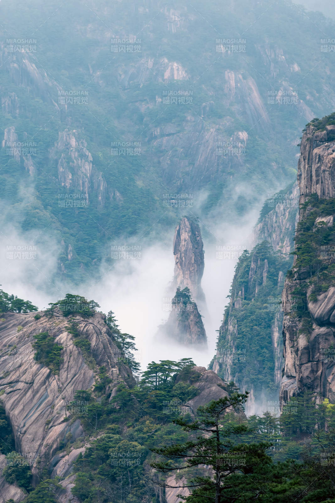 云雾缭绕的山峰图片