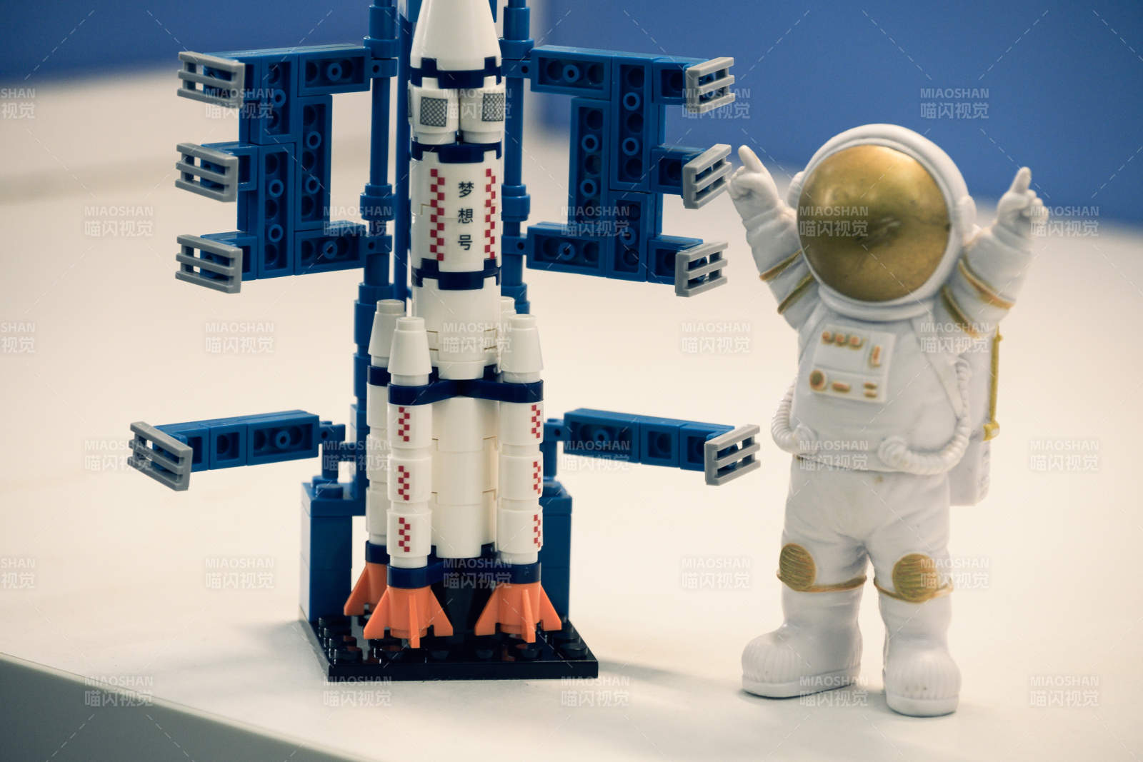 乐高宇航员与火箭模型图片
