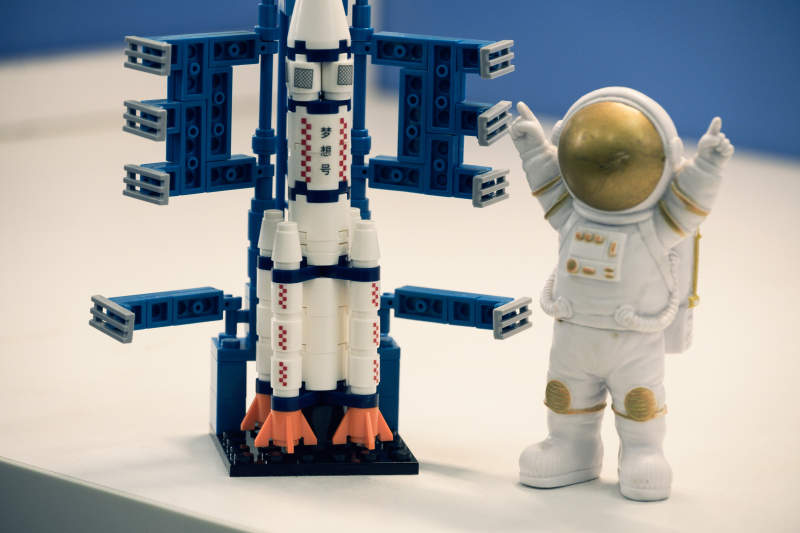 乐高宇航员与火箭模型图片