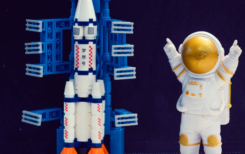 宇航员与火箭模型图片