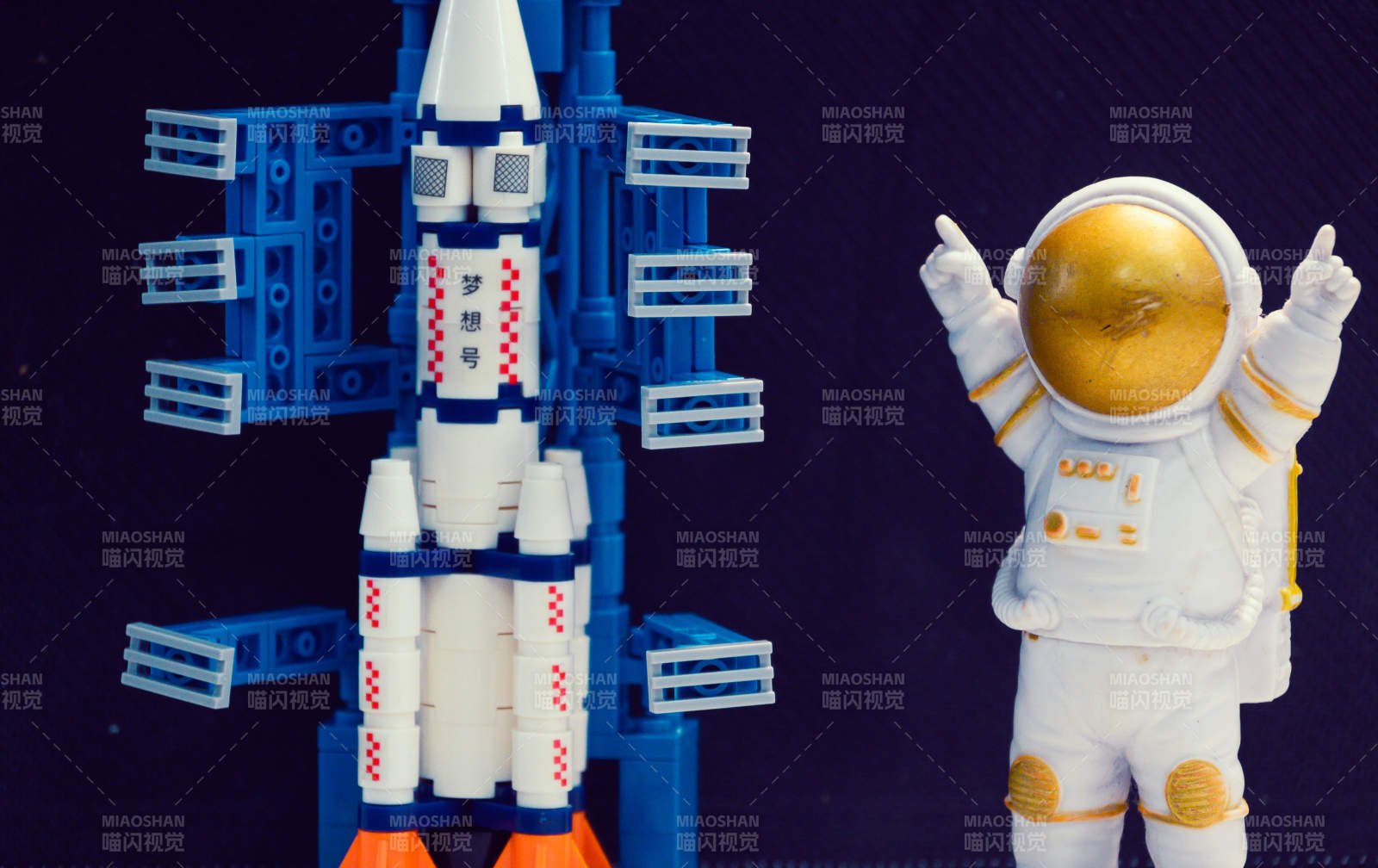 宇航员与火箭模型图片