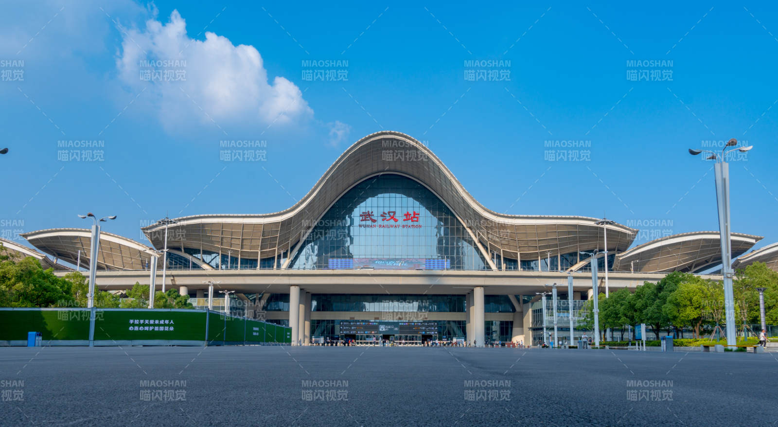 现代建筑与蓝天图片