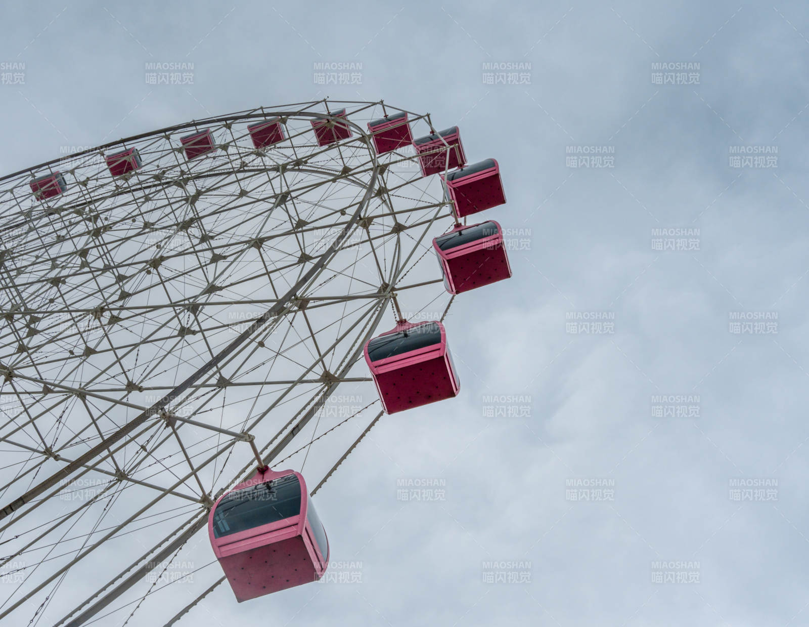 摩天轮上的粉色车厢图片