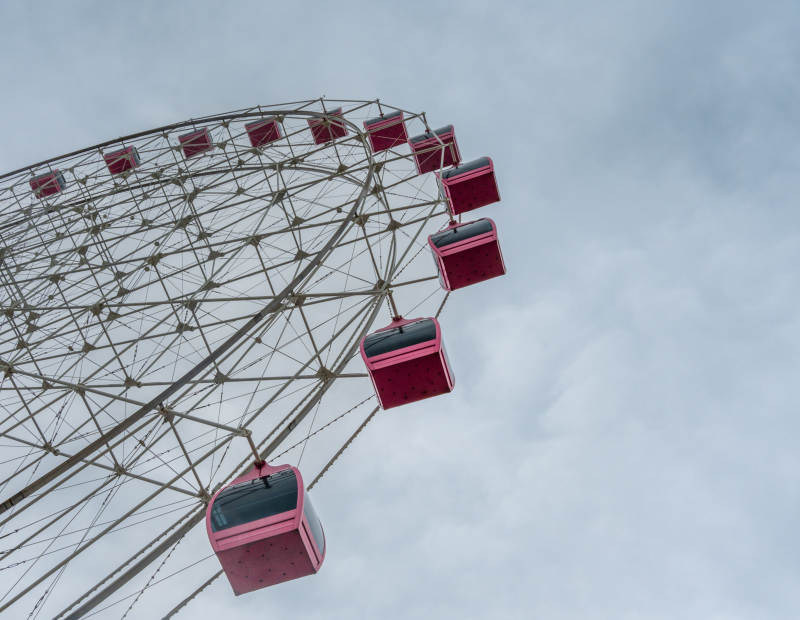 摩天轮上的粉色车厢图片