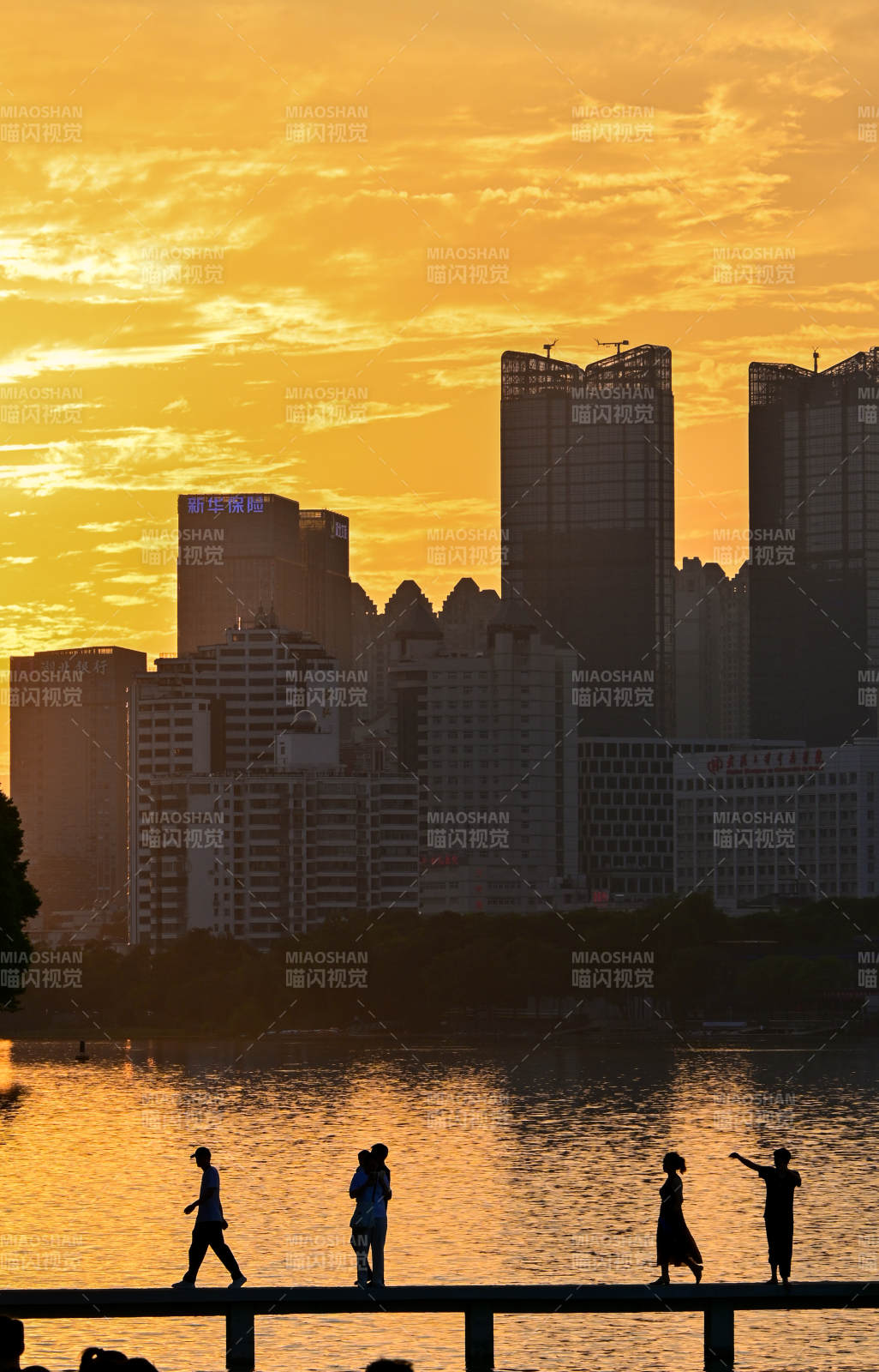 夕阳下的城市剪影图片