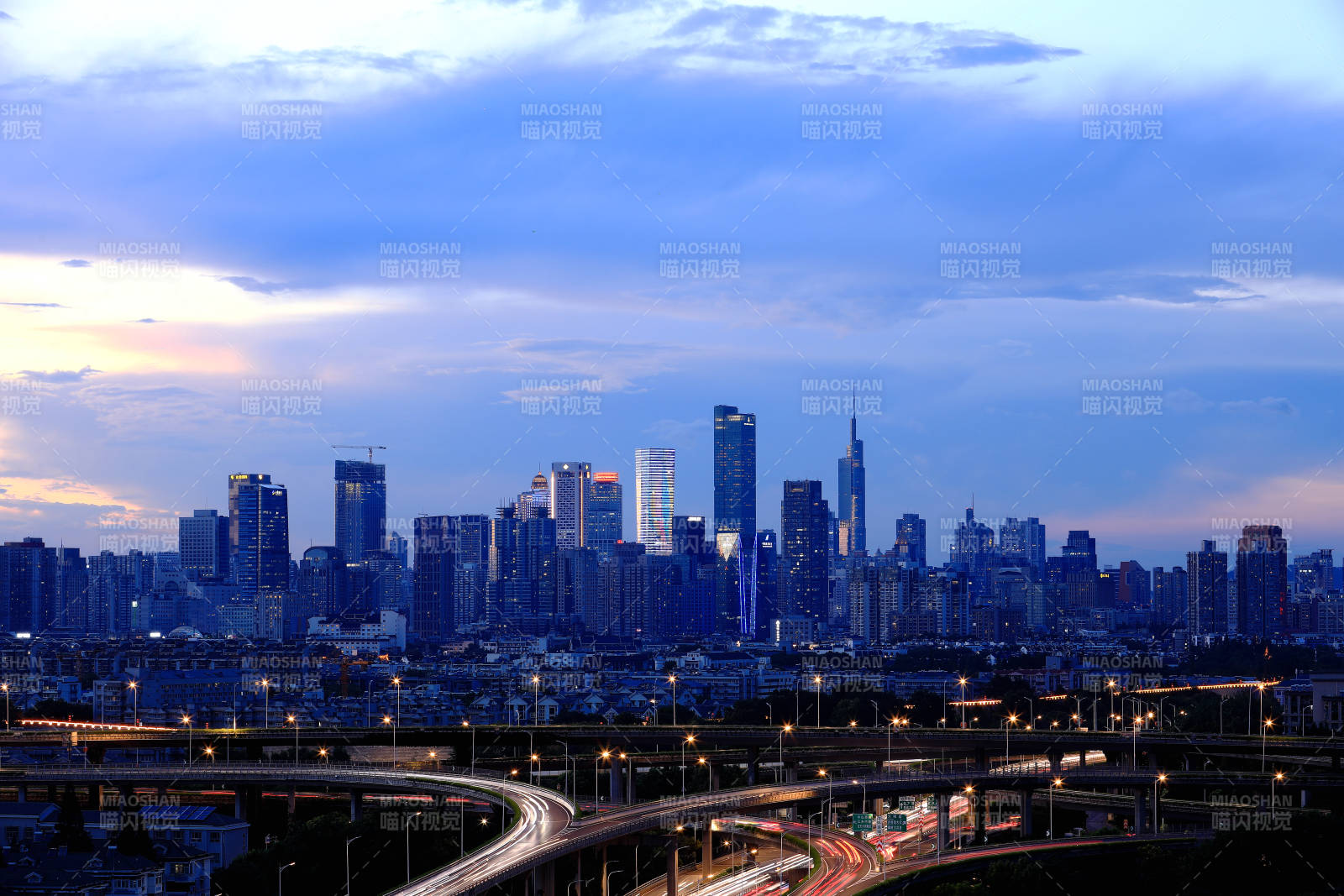 南京城市黄昏天际线图片