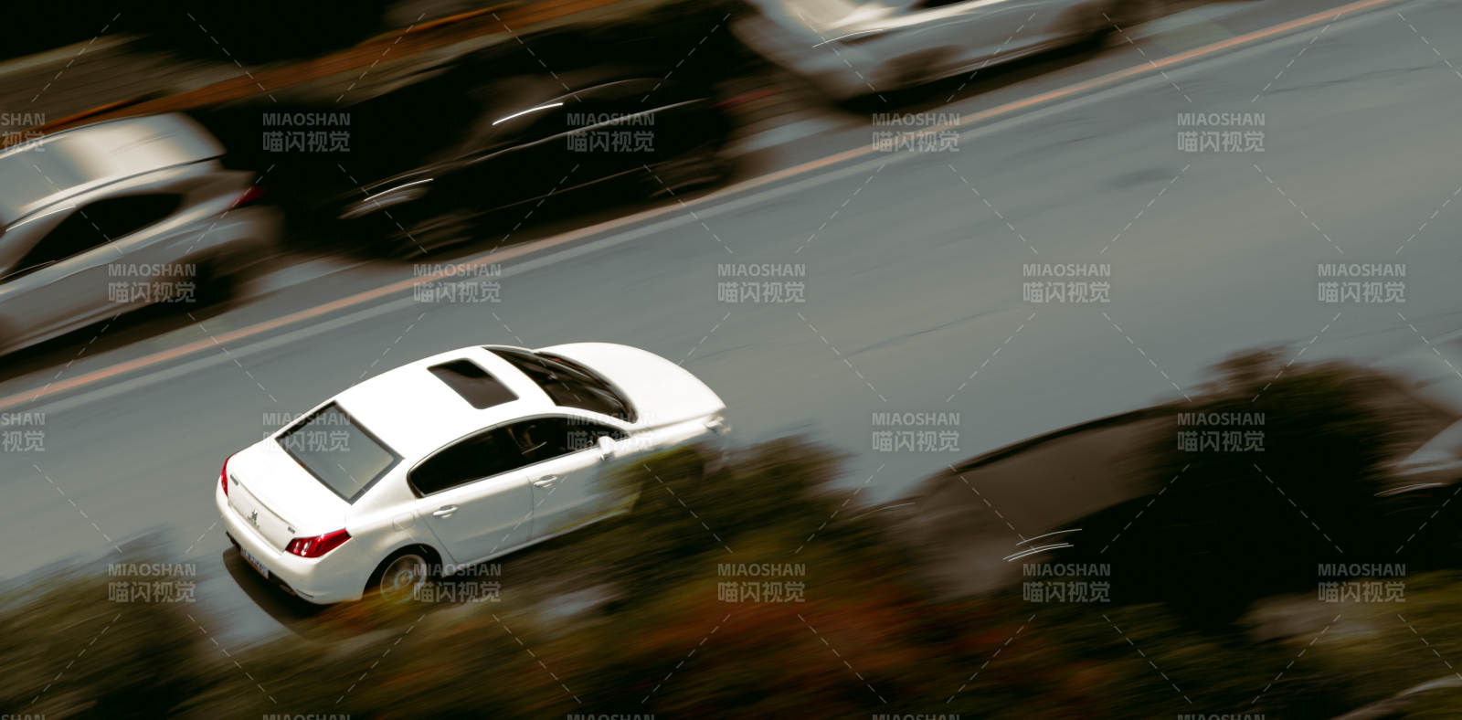 白色轿车高速行驶图片