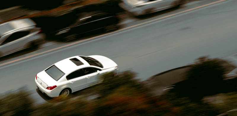 白色轿车高速行驶图片