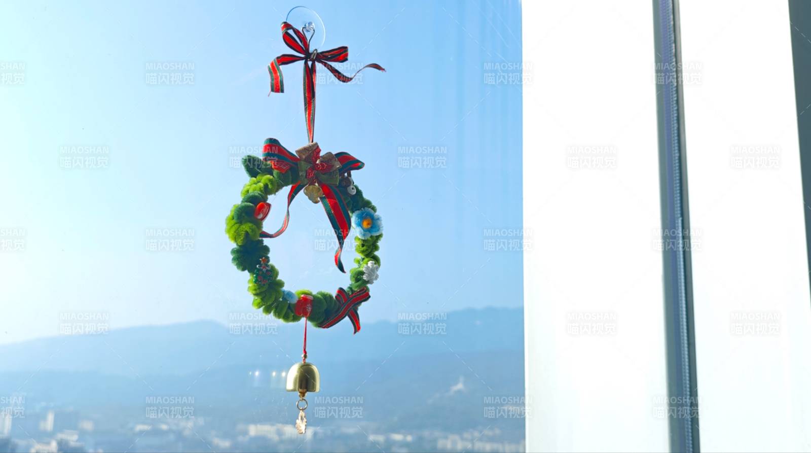 圣诞花环挂窗前图片