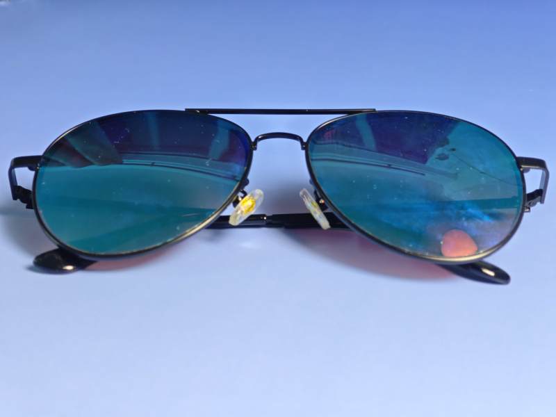 蓝天下的太阳镜图片