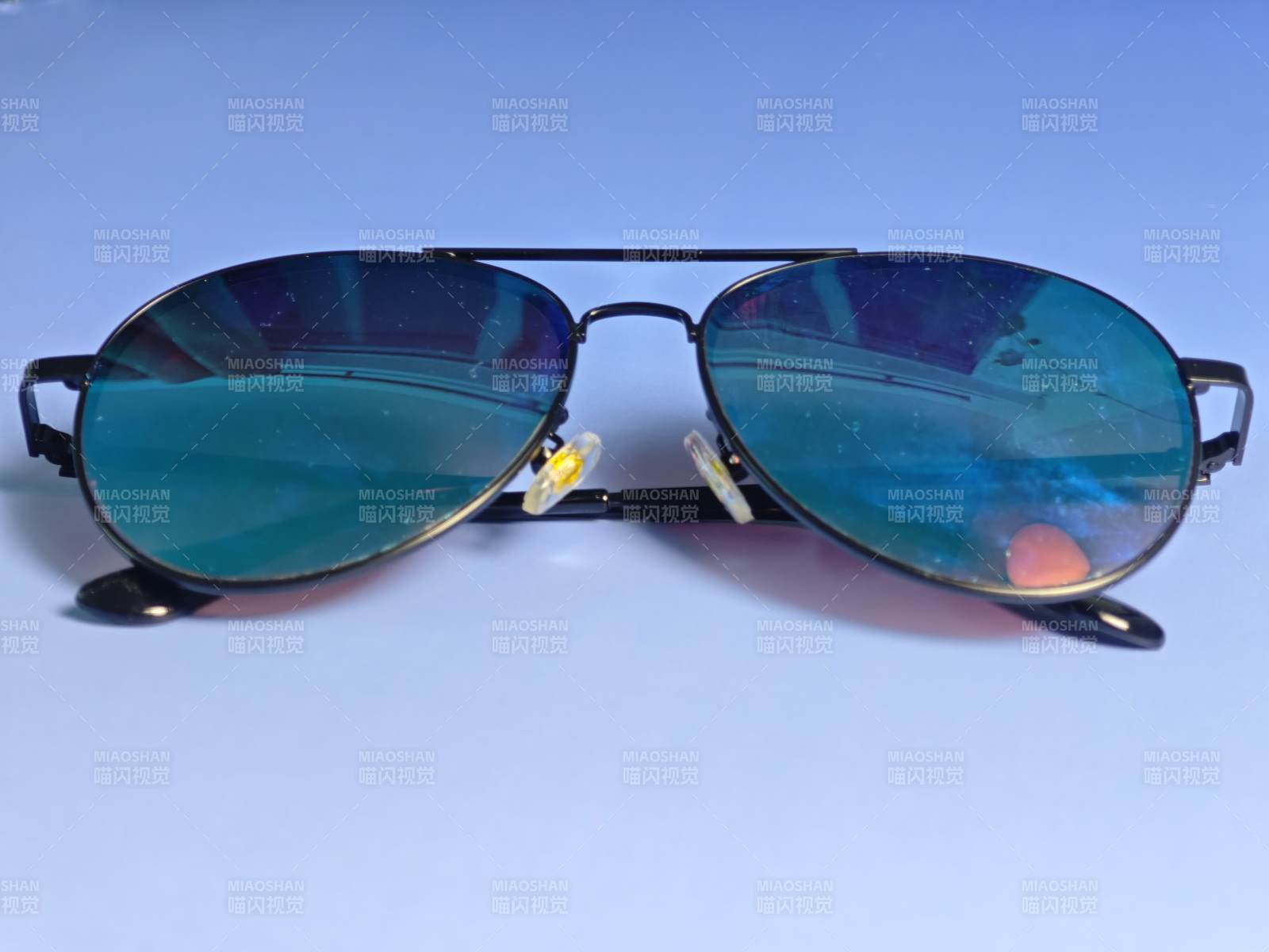 蓝天下的太阳镜图片