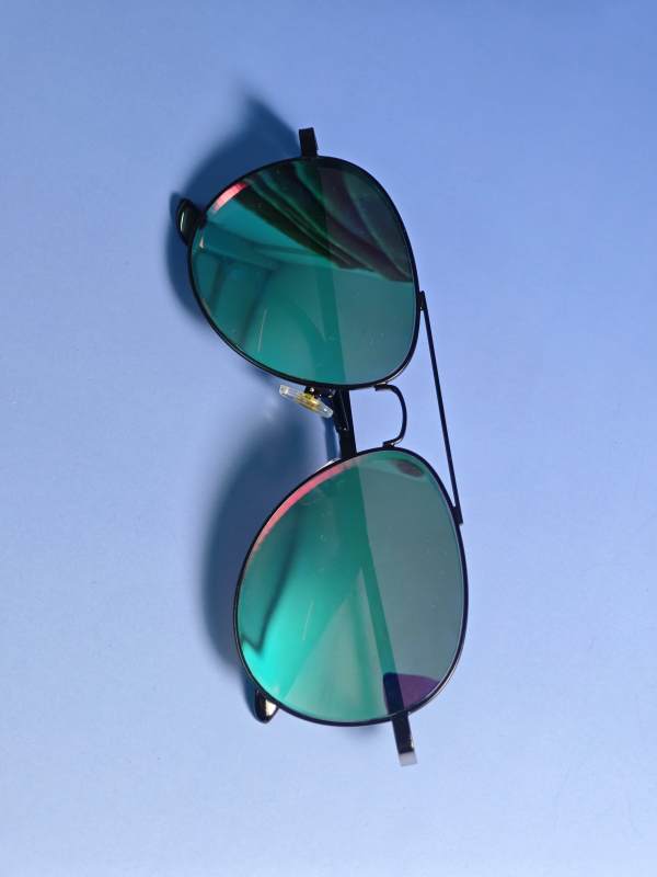 墨镜映蓝天图片