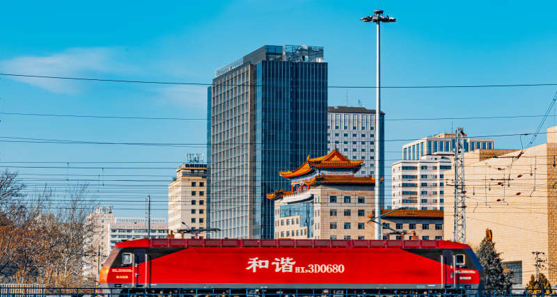 城市背景下的红色列车图片