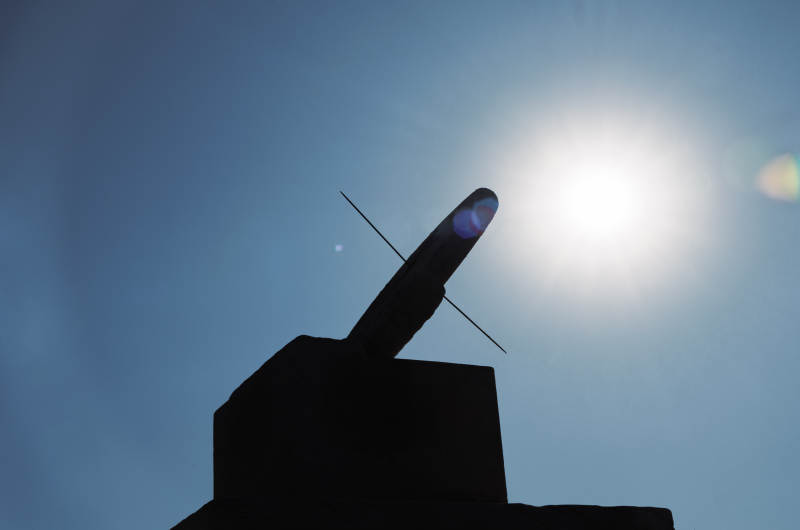 阳光下的日晷图片