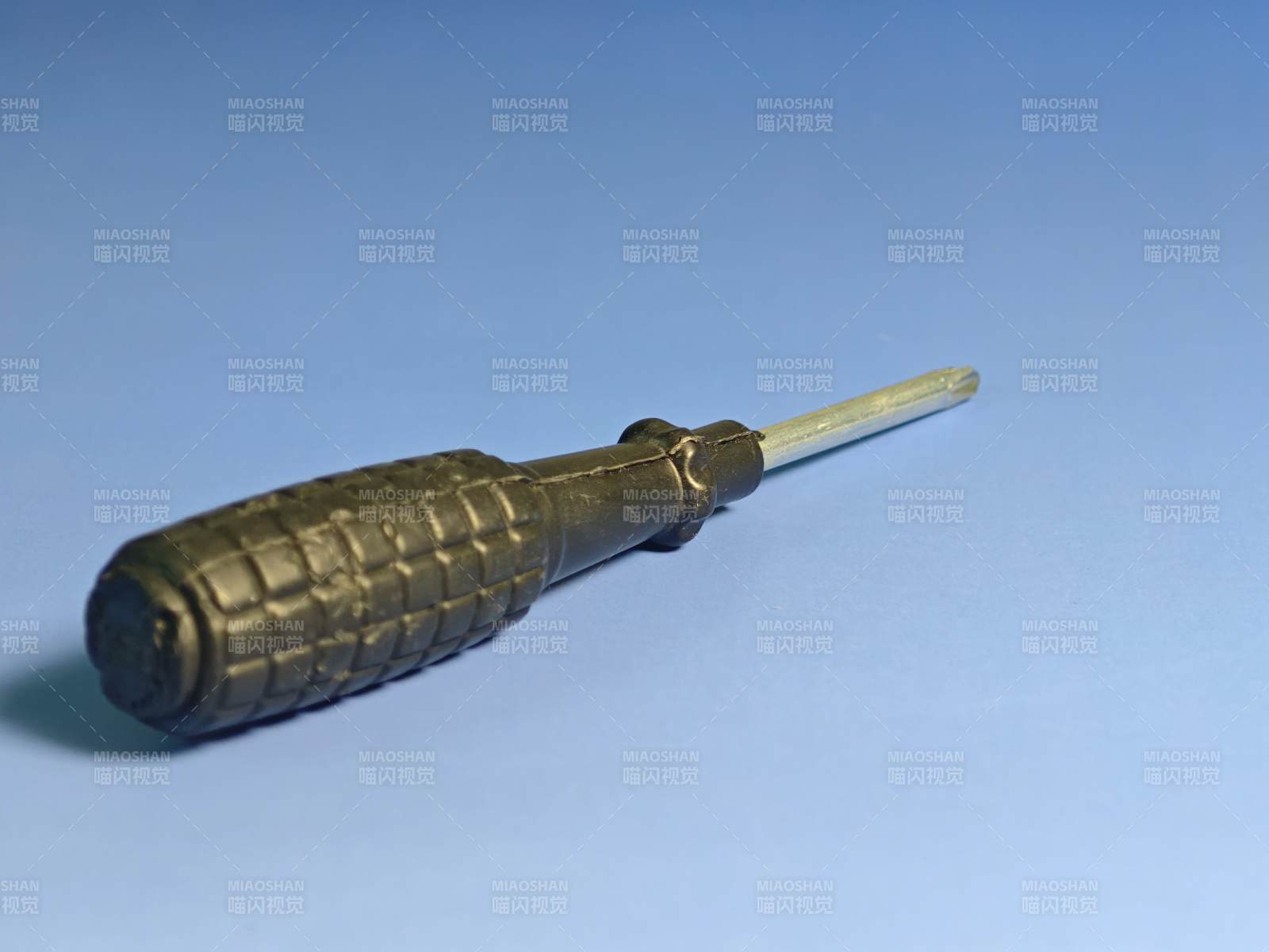 金色螺丝刀特写图片