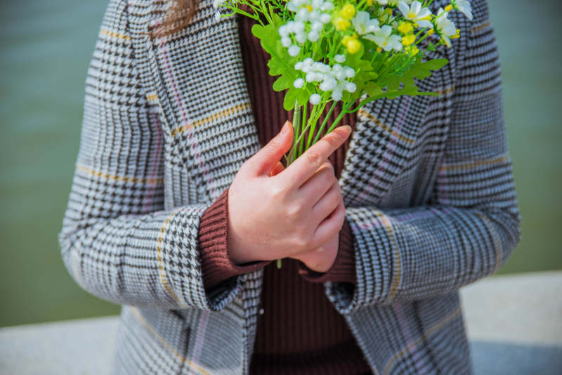 手捧鲜花的女子图片