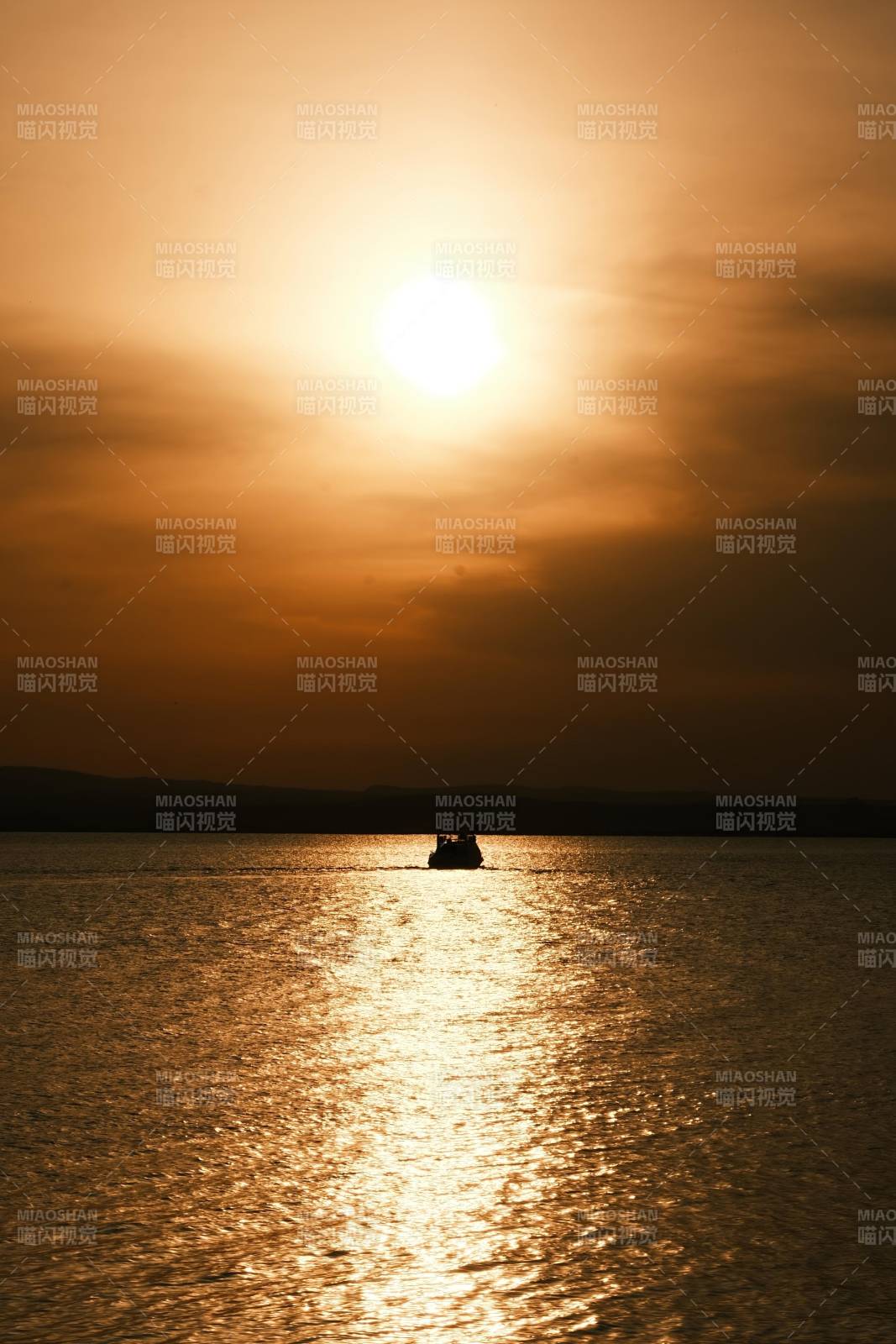 夕阳下的孤舟图片