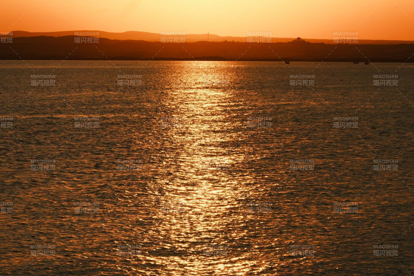 夕阳映照海面图片