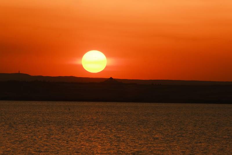 湖边的日落图片