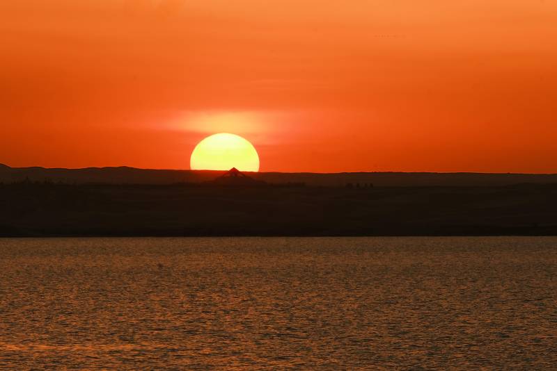 湖边的日落图片