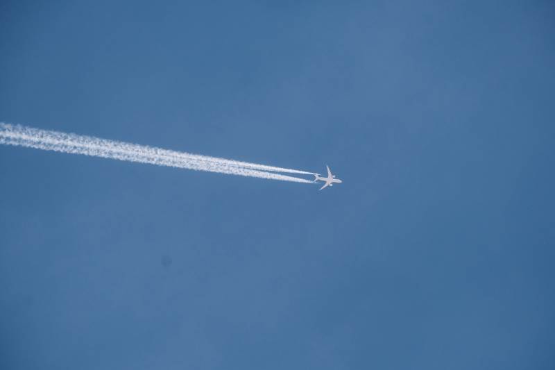 高空飞行的飞机图片