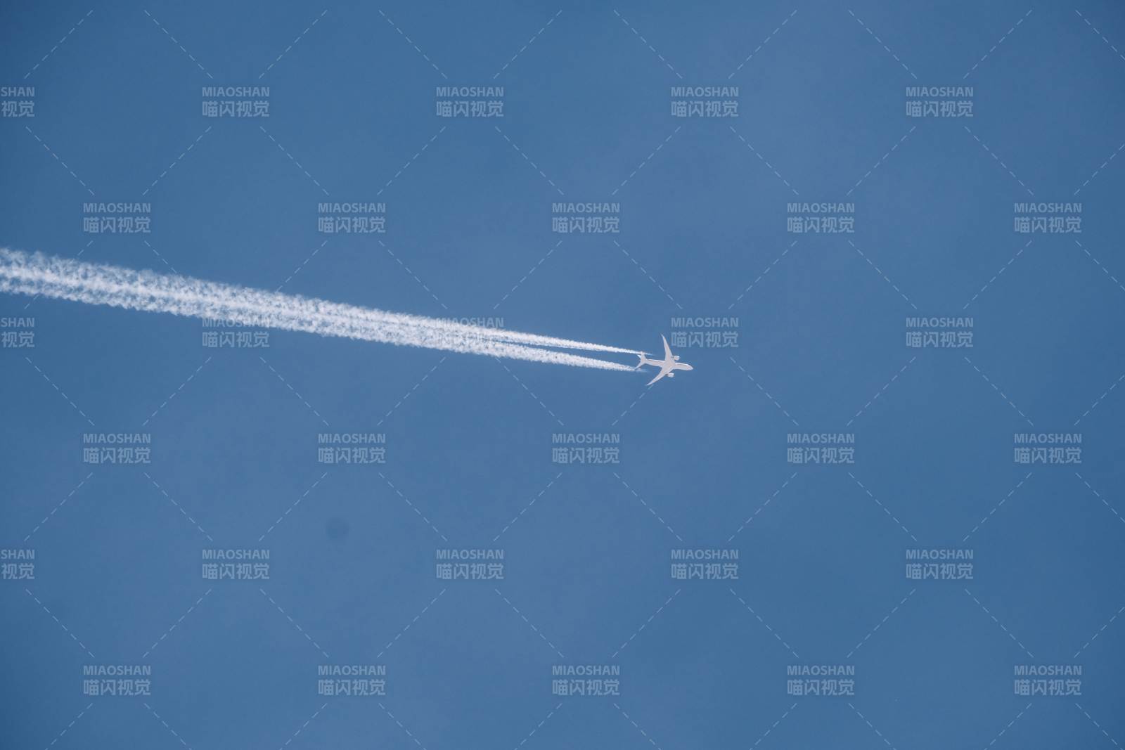 高空飞行的飞机图片