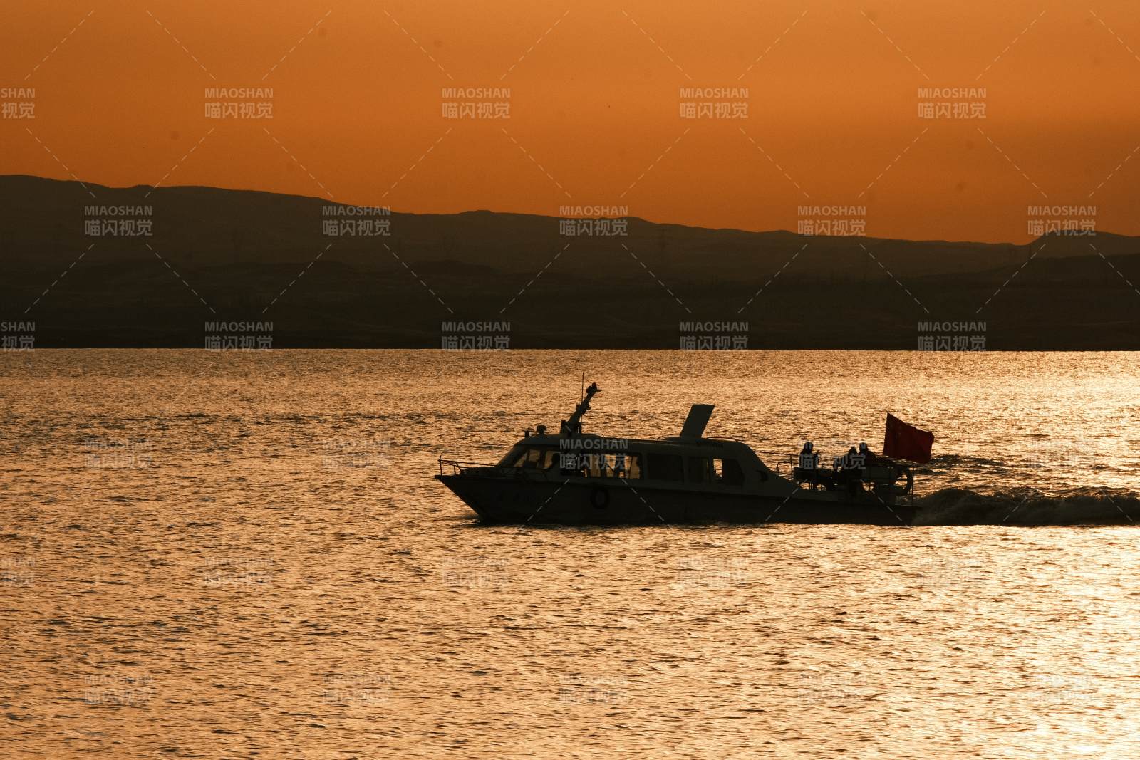 夕阳下的游船剪影图片
